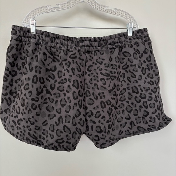 Comfrt Leopard Print Shorts Size 3XL - Picture 3 of 7